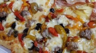 Pizza con salsiccia, peperoni e mozzarella in teglia