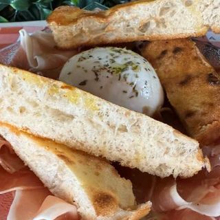 JAMON SERRANO CON BURRATA Y FOCACCIA 