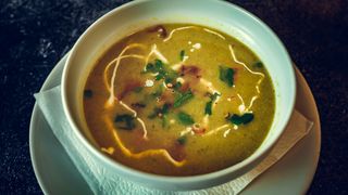 Potaž od brokolija sa hrskavom pančetom