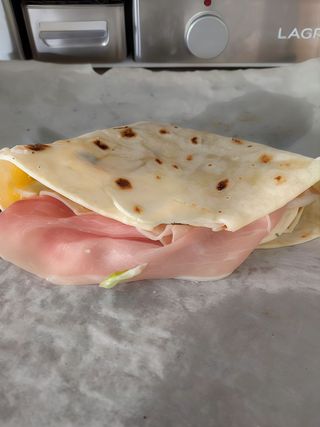 Piadina con crudo e brie