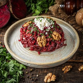 Салат з буряком, волоським горіхом та чорносливом