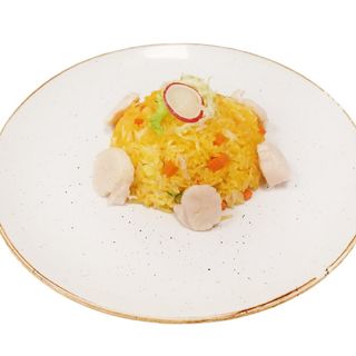 Riso bianco saltato con capesante, verdure e zafferano