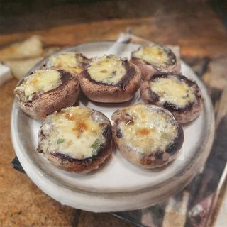 Пълнени гъби със синьо сирене и кашкавал (350г)