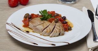 Tonno con pomodori olive e capperi