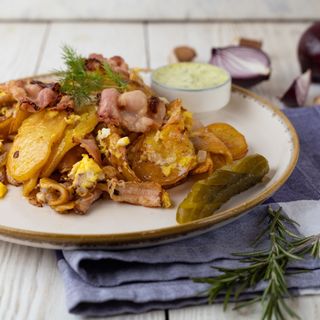 Пательня з цибулькою, беконом та яйцем, як вдома