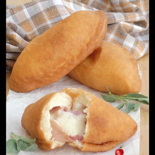 Calzoni Calzoni con kebab mozzarella patatine fritte 