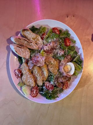 SAŁATKA  CEZAR Z KURCZAKIEM