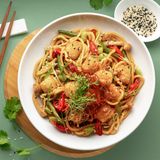 Яєчна локшина з овочами та тофу в паніровці