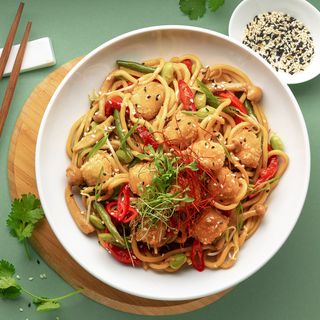 Яєчна локшина з овочами та тофу в паніровці