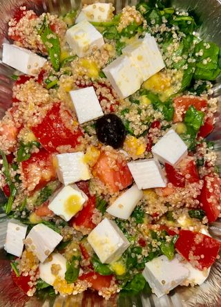 Салата спанак с киноа (450г)