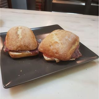 Bocadillo Jamón Serrano (Entero)