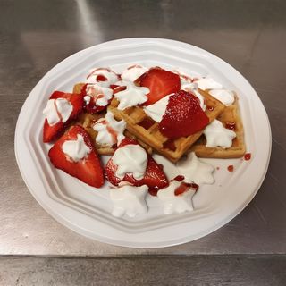 Waffle fragole fresche e banana