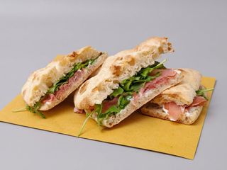 Crudo, caprino e rucola