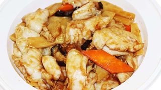 105. Pollo con funghi e bambù