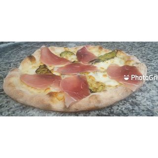40. Pizza zucchine speck
