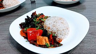 Особый гюро ган-фан с говядиной и грибами муэр (550 гр.)