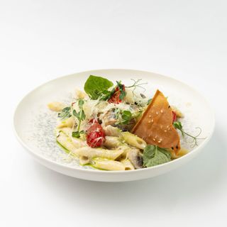 Пенне с курицей и грибами