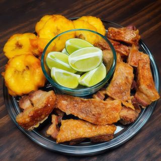 Ración De Chicharrón Y Tostones