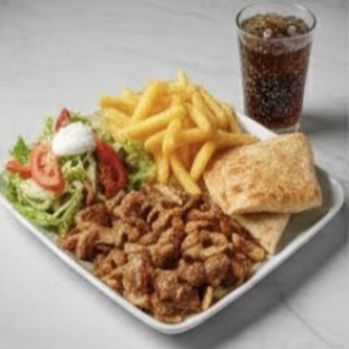 Plato de kebab con arroz y ensalada