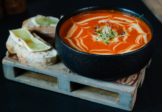 Supa crema de ardei cu Piept de pui in crusta de pesmet si cartofi prajiti 700 g