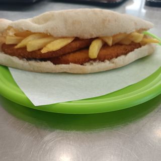 Panino con pollo aromatizzato e patatine