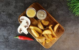 Картофельные дольки с авторским соусом