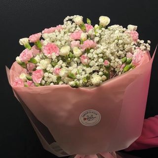 Puszysty bukiet: różowe goździki i gipsówka