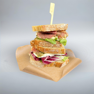 Kanapka z szynką Serrano, mozzarellą i suszonymi pomidorami