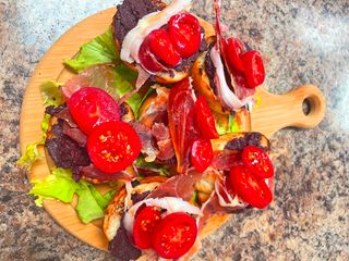 Брускети с маслинова паста и прошуто (6бр)