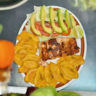 Salmón a la plancha con plátano frito.