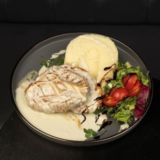 Piept de pui cu sos gorgonzola și piure de cartofi ( 400 gr )