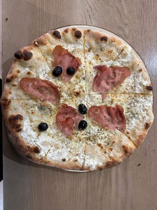 Bijela pizza+ gratis piće