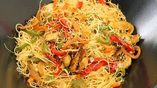 Fideos de arroz fritos con verduras