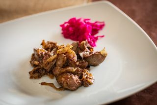 Ficatei de pasare cu ceapa la tigaie