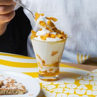 Yogurt con cornflakes e miele