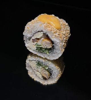 Рол з запеченою курочкою в кунжуті (300г)