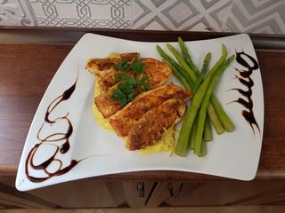 Łosoś z patelnie w sosie musztardowym 