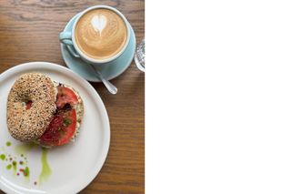 Bajgiel z truflową pastą jajeczną