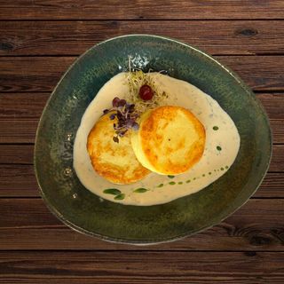 Картопляники з сиром та вершковим соусом