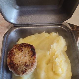 Пюре з котлетою