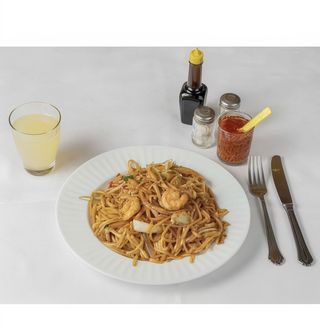 35. Fideos De Arroz Fritos Con Tres Delicias