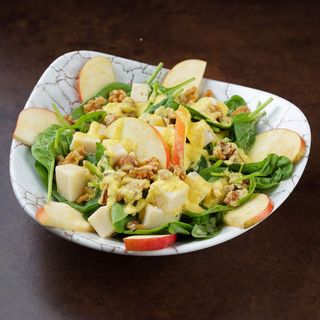 Salata sa spanaćem, kozjim sirom i jabukama