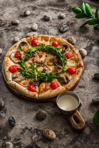 Пицца с сочной кониной.