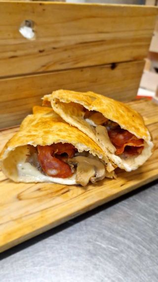 Panzerotto con mozzarella, salame piccante e funghi