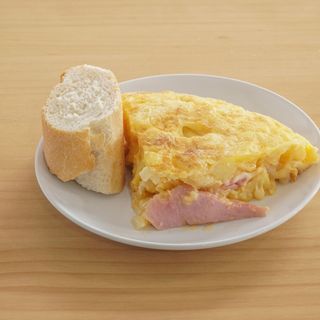 N ° 5 Tortilla de patatas Rellena Lacón y Queso