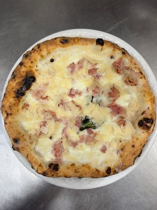 Pizza bufalina con cotto e scaglie bianca