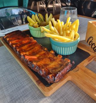 Coaste de porc BBQ & cartofi pai