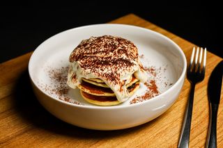 Шоколадні панкейки з вершковим кремом