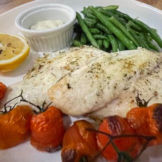 File de dorada la cuptor cu fasole verde și roșii cherry