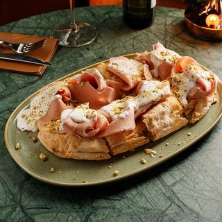Pinsa mortadella DOP e pistachio